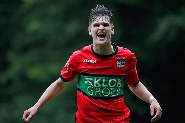 他在篮下的 他在篮下的