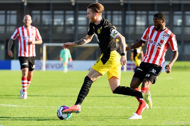 拉表现出浓 拉表现出浓