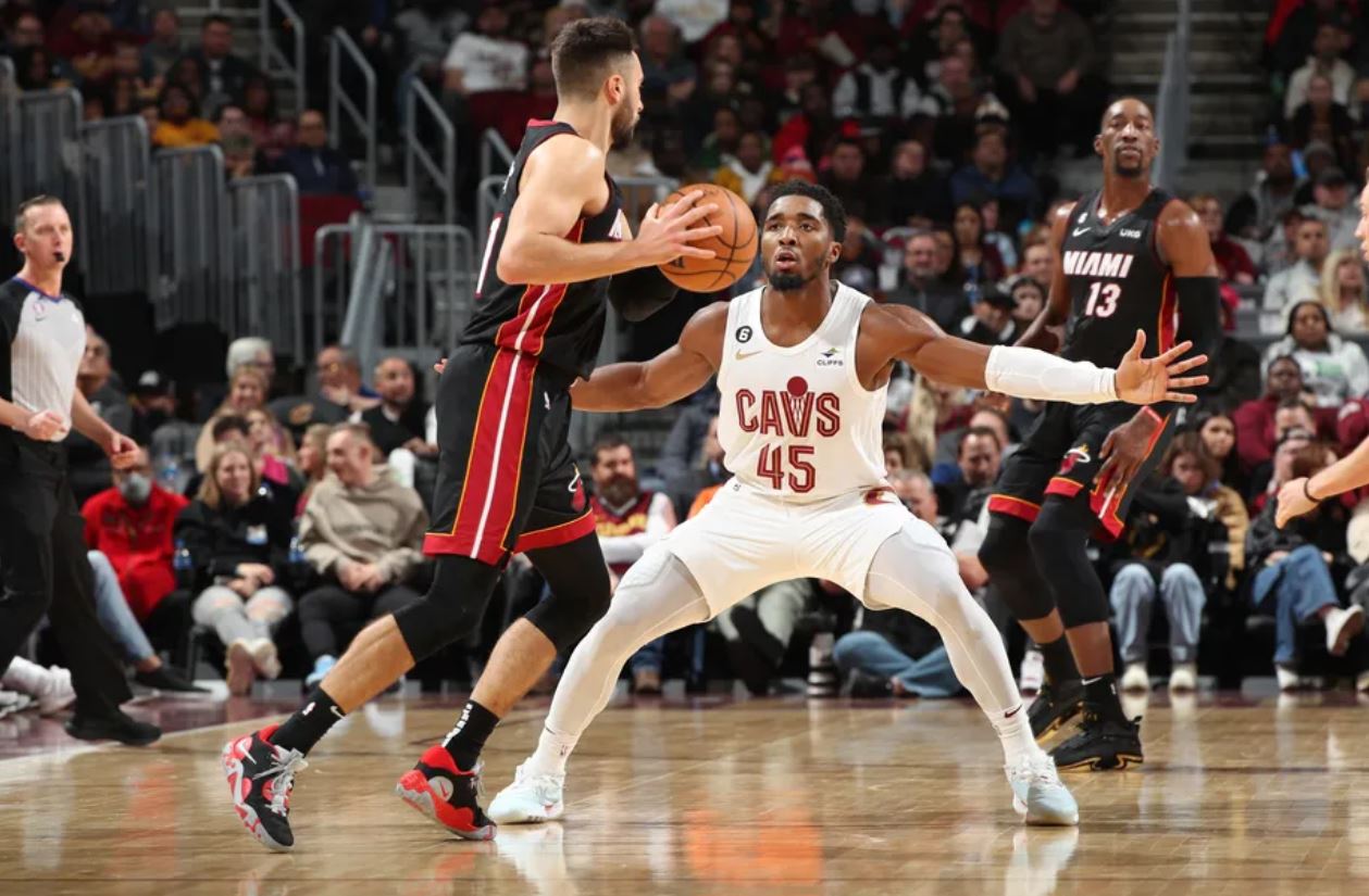 场中占据一 场中占据一