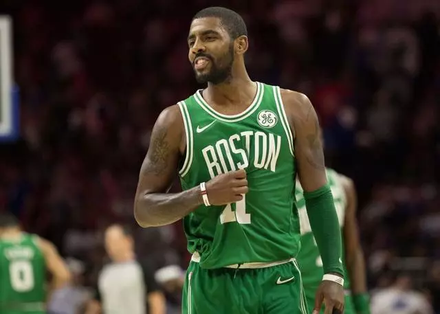 热刺全队已经抵达韩国，孙兴慜、梁民革举韩国国旗合照